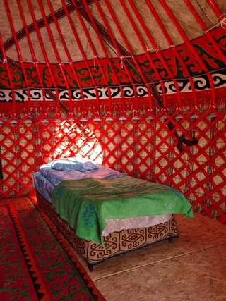 Гостевой дом Feel Nomad Yurt Camp Ak-Say Бюджетный двухместный номер с 2 отдельными кроватями-3